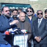 وفاقی وزیر چوہدری سالک حسین چیئرمین متروکہ وقف املاک بورڈسید عطاء الرحمن کے ہمراہ کٹاس راج ٹیمپلز میں رہائشی کمپلیکس کی افتتاحی تقریب کے بعد میڈیا کے نمائندوں سے گفتگو کر رہے ہیں ۔