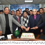 متروکہ وقف املاک بورڈ آفس میں کرسمس کی مناسبت سے تقریب کا انعقاد سیکرٹری متروکہ وقف املاک بورڈ فرید اقبال نے مہمان خصوصی بشپ ڈاکٹر آزاد مارشل اور مسیحی ملازمین کے ہمراہ کیک کاٹا۔
